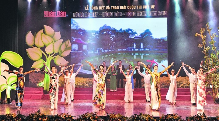 Trao giải cuộc thi viết về “Nông nghiệp-nông dân-nông thôn” năm 2015  - ảnh 1